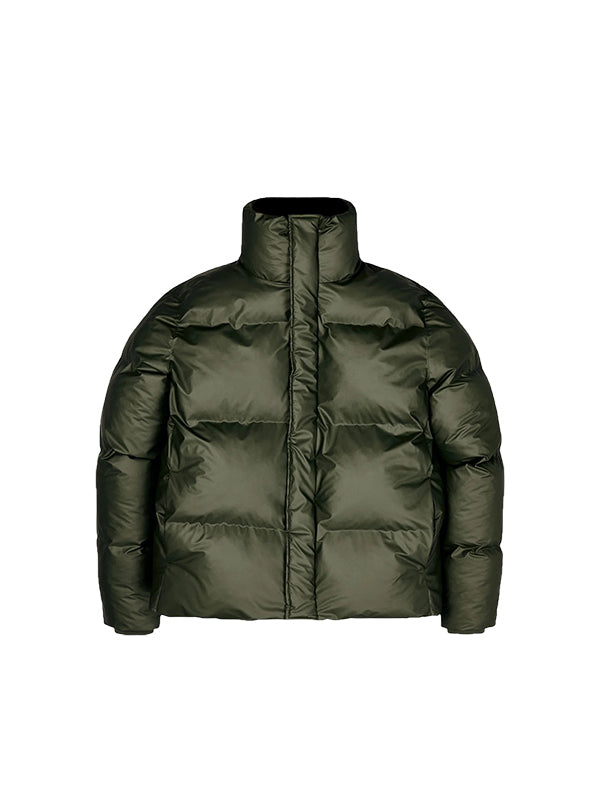 Boxy Puffer Jacket est une veste d'hiver isolée confectionnée en tissu enduit de PU respirant et imperméable couleur vert.